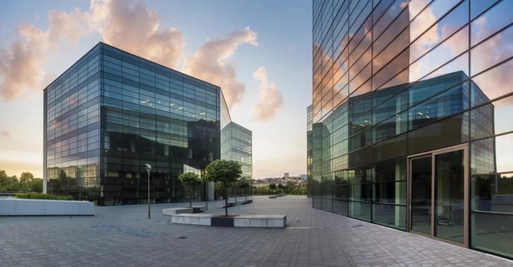 پنجره مناسب برای ساختمانهای اداری و تجاری